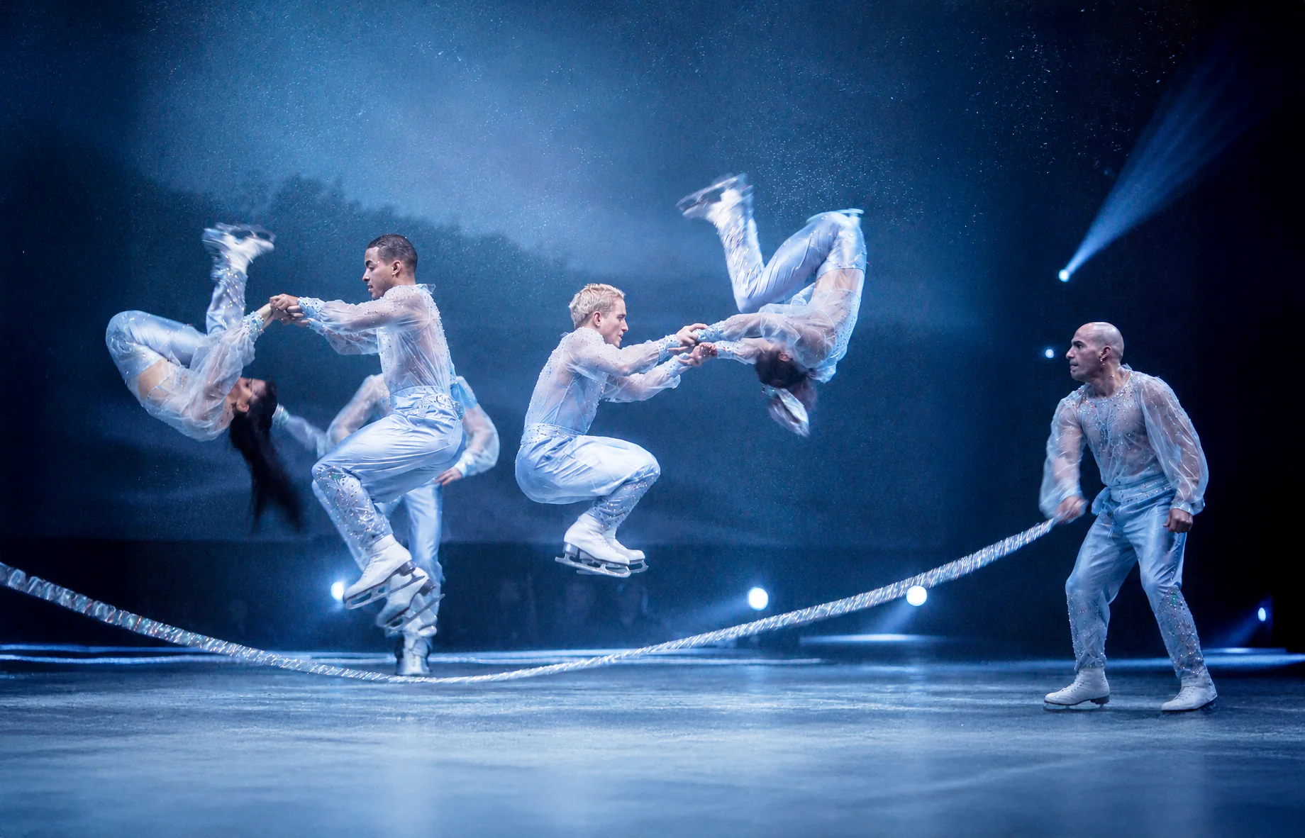 Artistes des Étoiles du Cirque On Ice