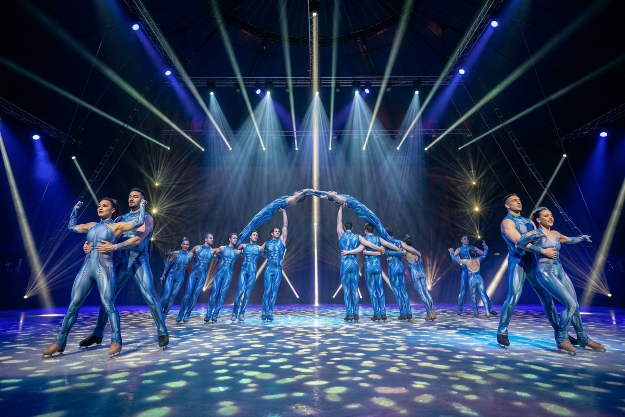 La troupe de Circus on Ice en costumes bleus, réunie autour de portés acrobatiques sur glace